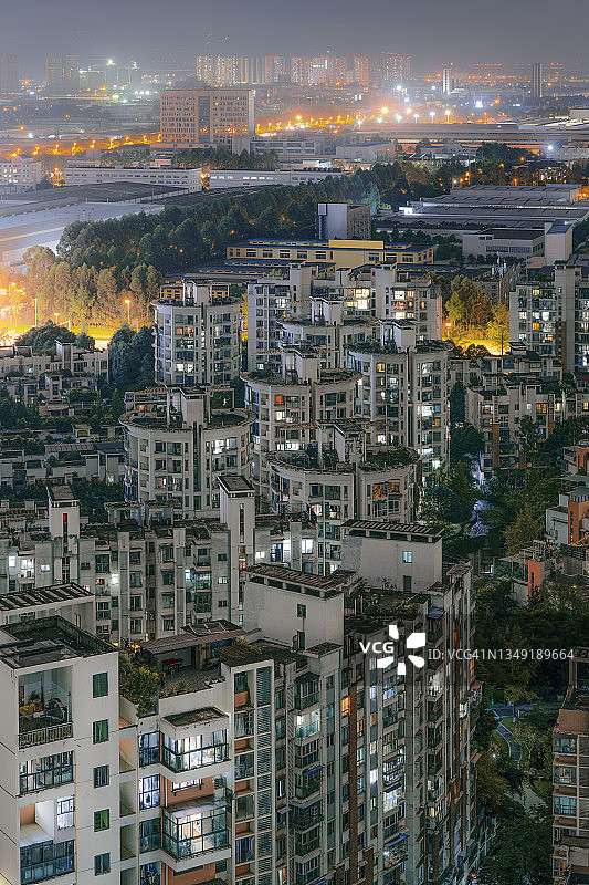 夜晚密集的城市现代高楼大厦和道路在成都捕捉图片素材
