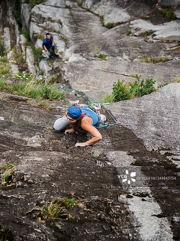 一位意志坚定的年轻女子爬上了斯塔瓦穆斯酋长陡峭的岩壁图片素材