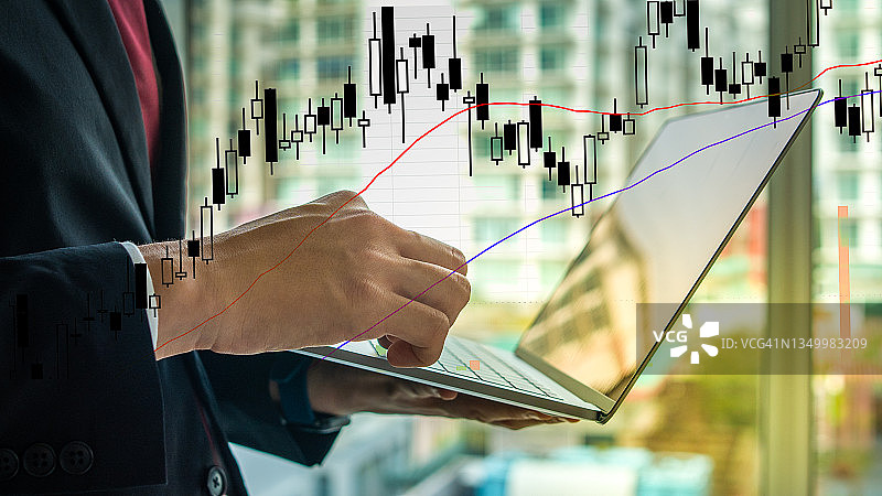 商人检查股票市场数据和分析图片素材