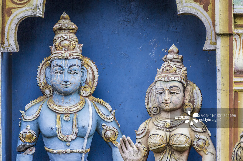 上升的Gopuram或西塔印度教寺庙的尖顶，在西塔伊利亚的树叶之间，在努瓦莱伊利亚的中央山丘之间图片素材