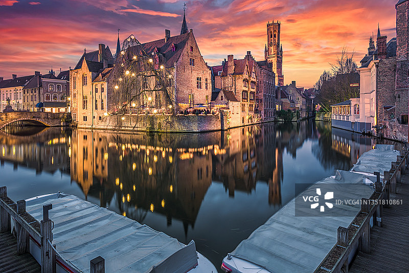 比利时布鲁日，美丽的日落时分，沿着运河的中世纪建筑图片素材
