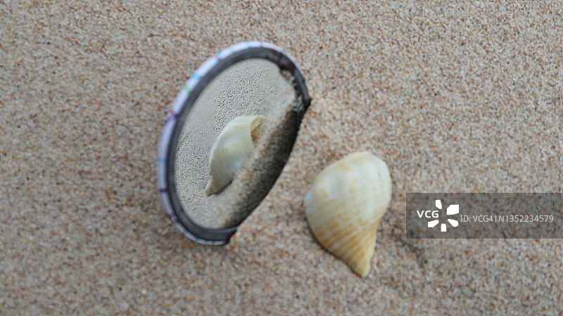 沙滩上的贝壳对着镜子图片素材