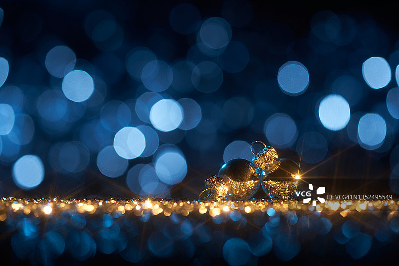时髦的蓝色圣诞饰品-背景星散焦金散景图片素材