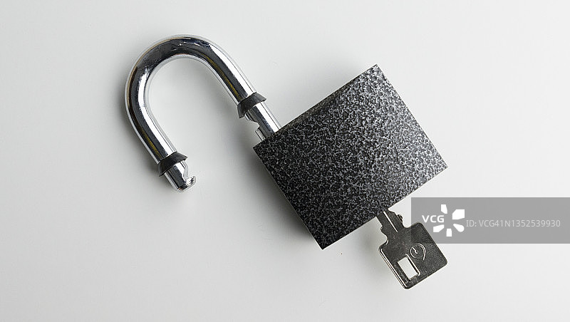 锁定和解锁银色cadena在白色背景。图片素材