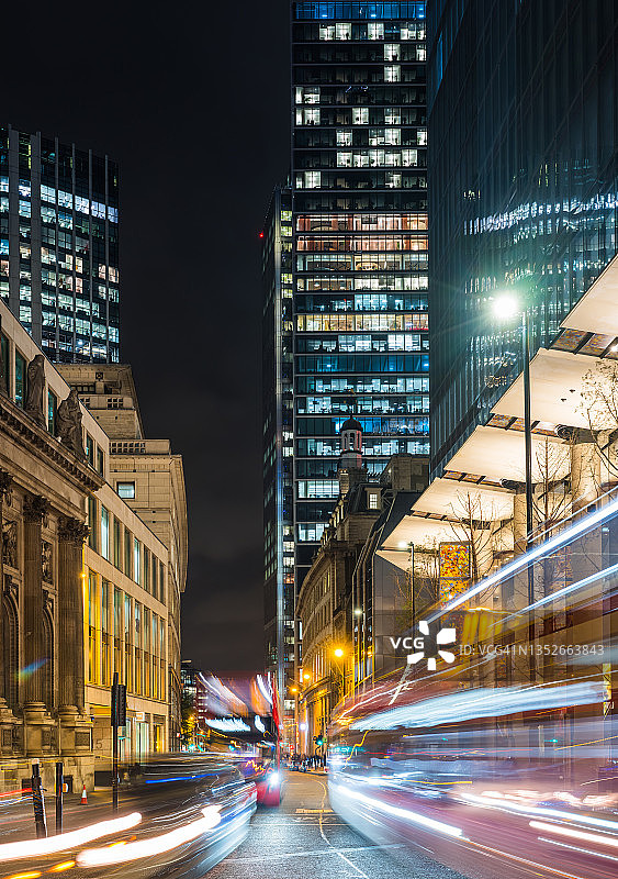 伦敦高峰时段的交通在金融区摩天大楼之间急速穿梭图片素材