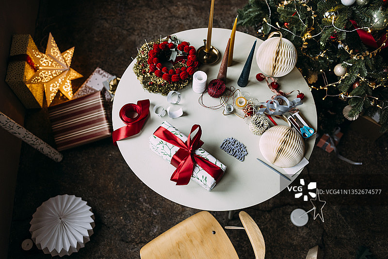 桌子上的圣诞礼物和装饰品，一个头顶上的镜头图片素材