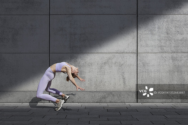 优雅的芭蕾舞女演员在表演芭蕾舞时向后弯腰图片素材