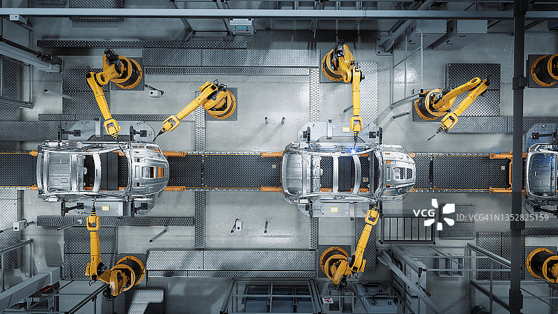 空中汽车工厂3D概念:自动化机器人手臂装配线制造先进的高科技绿色能源电动汽车。建筑，建筑，焊接工业生产输送机图片素材