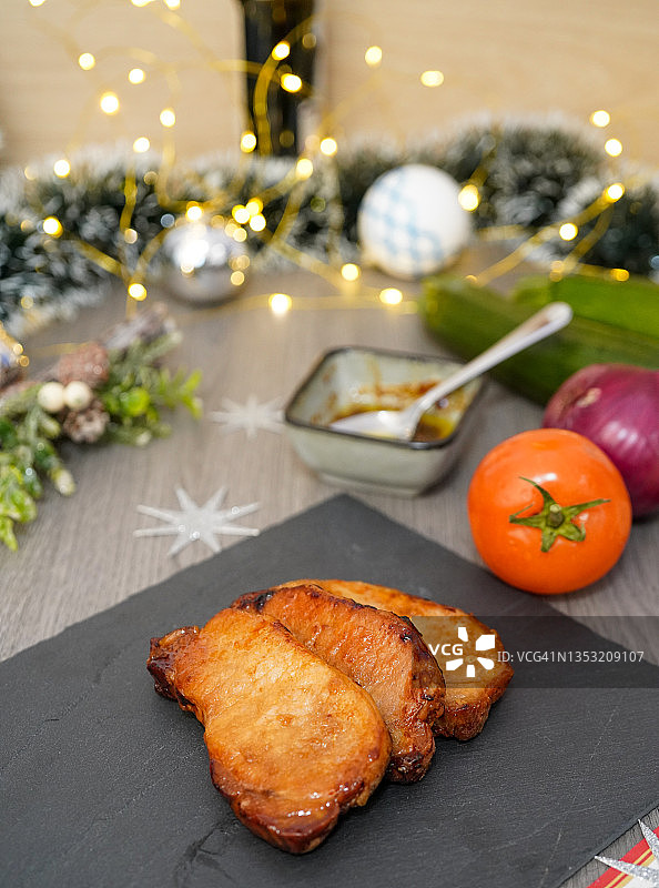 圣诞节吃烤肉和蔬菜图片素材