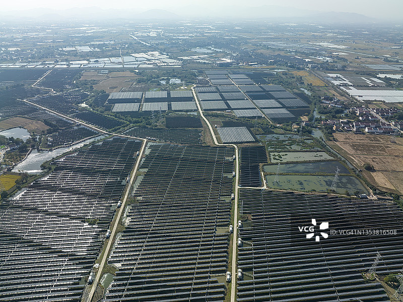航空摄影整齐地安排太阳能电池板光伏发电厂在湖州，浙江，中国图片素材