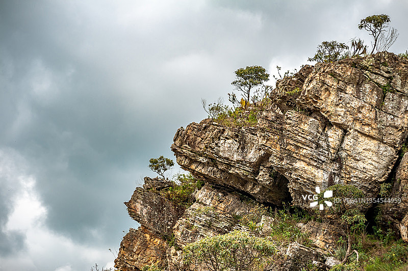 在愁云密布的天空下，可以看到São José山脉的山脉和树木图片素材