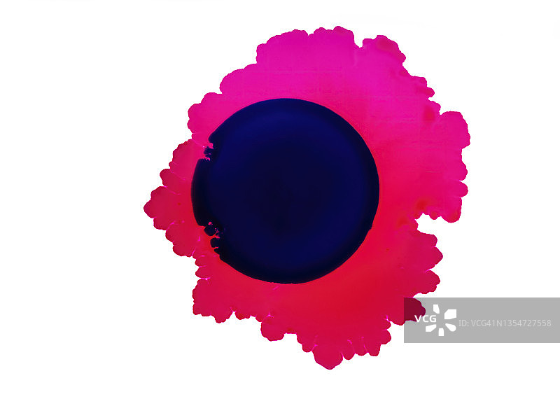 蓝色和粉红色的幻灯片滴在空白的画布上。图片素材