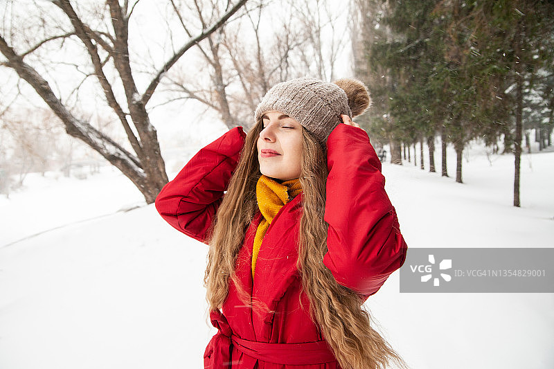 冬天公园里穿着暖和衣服的微笑女人图片素材