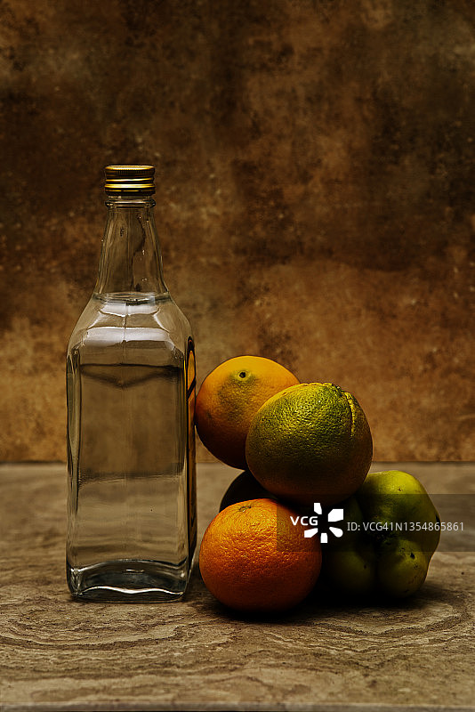 静物:橙子和朗姆酒图片素材
