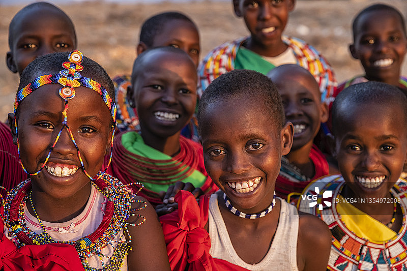 一群来自非洲肯尼亚桑布鲁部落的快乐的非洲儿童图片素材