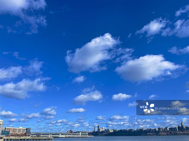 云在Edgewater，新泽西码头(左)和曼哈顿(右)图片素材