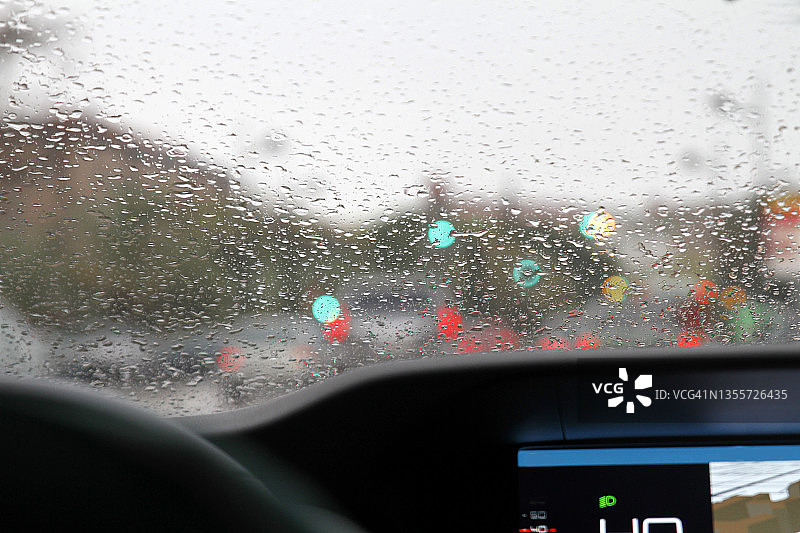 车里塞车的雨滴图片素材