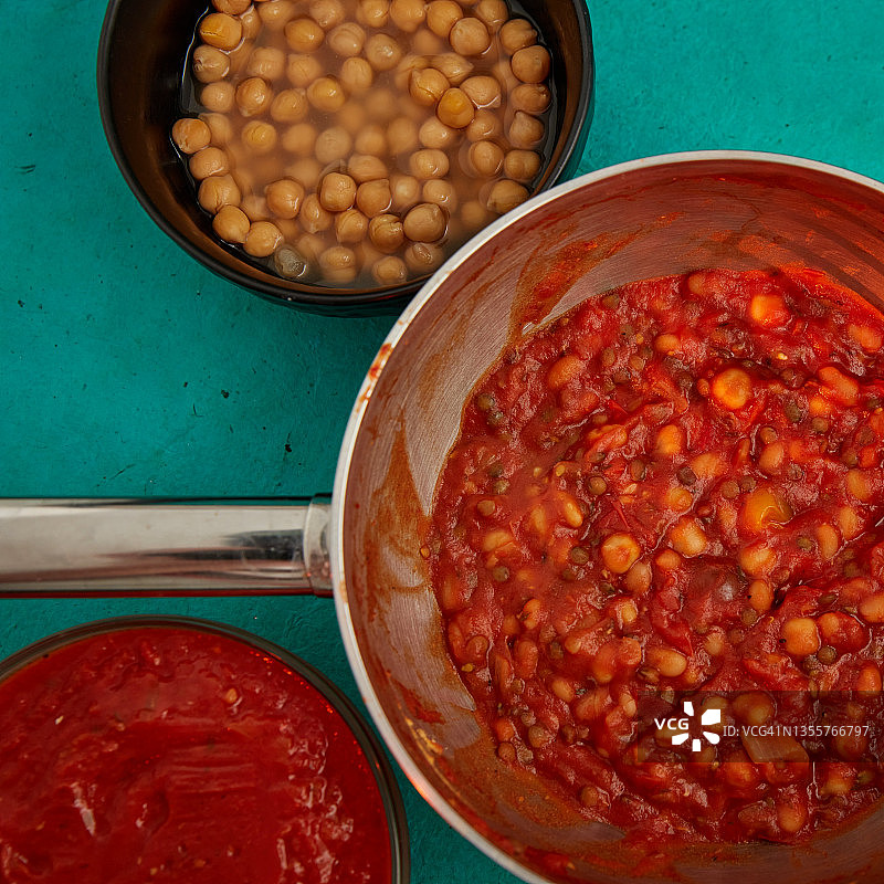 番茄酱配豆子，小扁豆和鹰嘴豆。图片素材