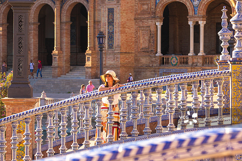 在西班牙，欧洲，塞维利亚，安达卢西亚，西班牙广场的楼梯上的女人图片素材