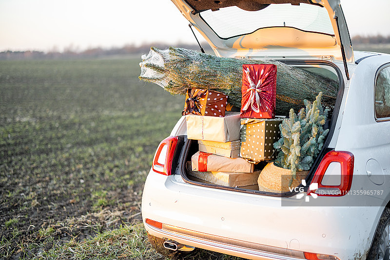 汽车后备箱装满了礼品盒和圣诞树图片素材