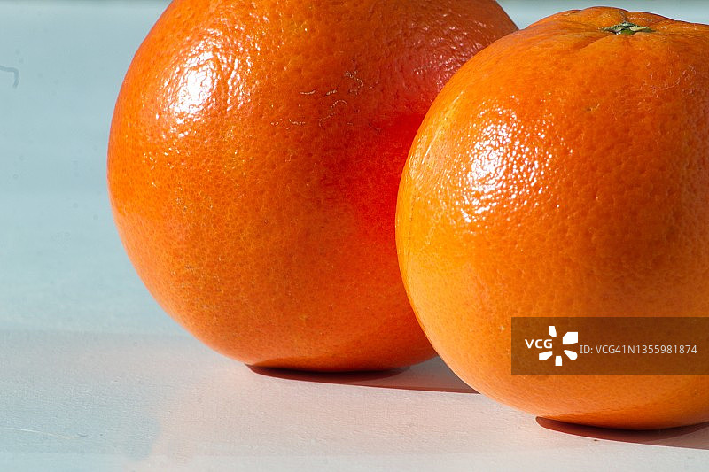 两个美味又健康的橙子图片素材