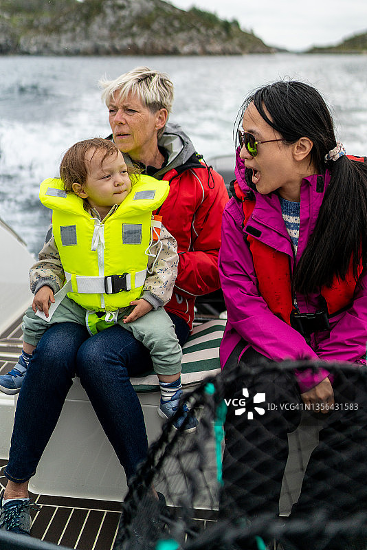 三代女性乘坐一艘船图片素材
