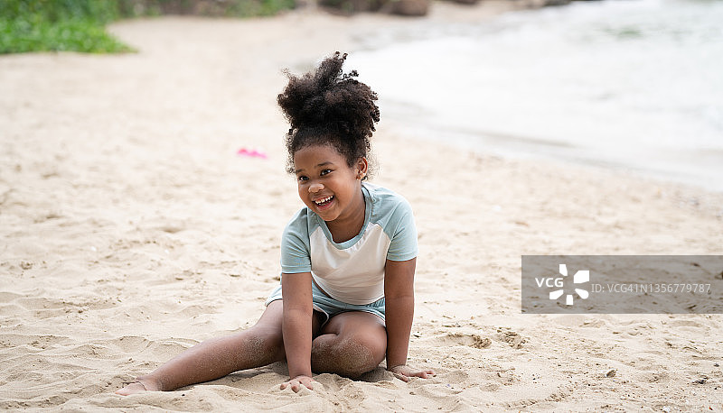 两个年轻女孩在海滩上玩得很开心。图片素材