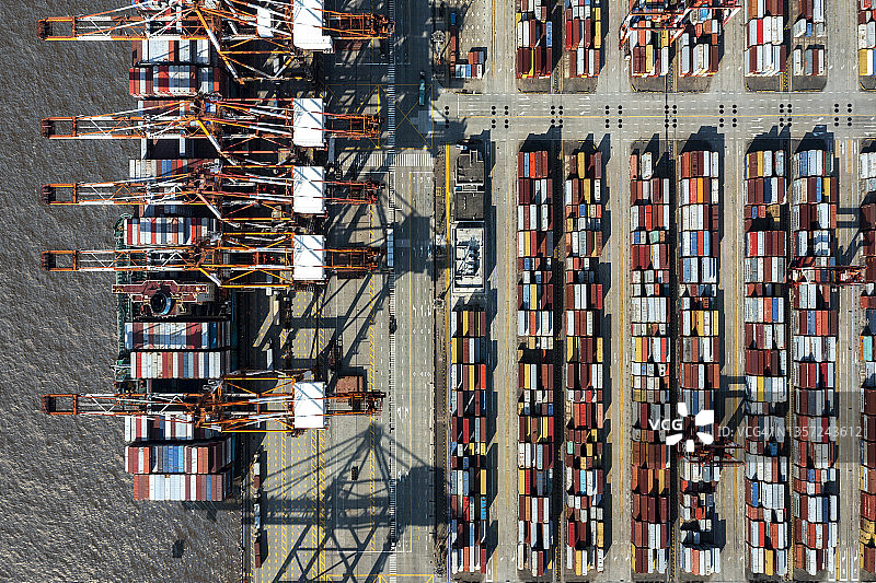 上海洋山深水港鸟瞰图。洋山深水港是一个集装箱工业港口。图片素材