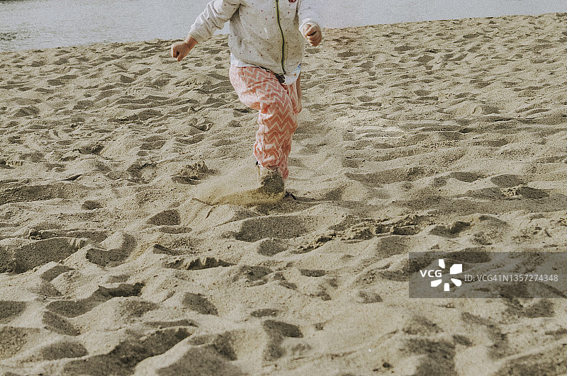 小女孩在沙滩上玩耍图片素材