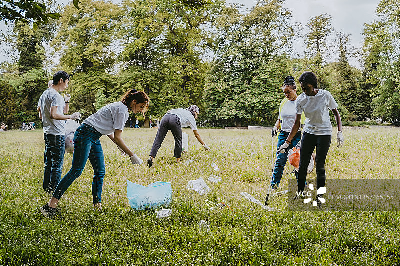 男性和女性志愿者在公园清洁塑料图片素材