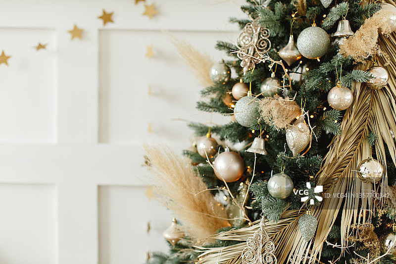 用小饰品和花环装饰的圣诞树。庆祝新年的概念图片素材