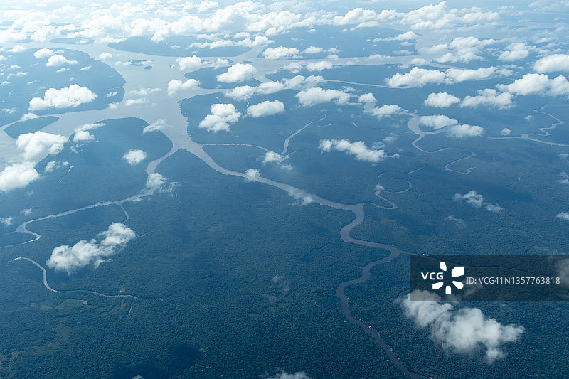 鸟瞰Marajo岛的热带雨林和河网。图片素材