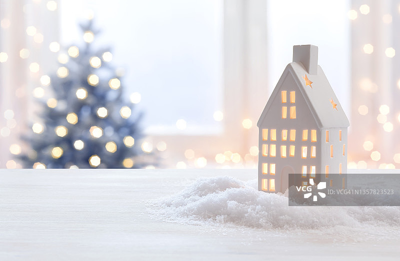 在模糊的假日背景上发光的房子形状的圣诞灯图片素材
