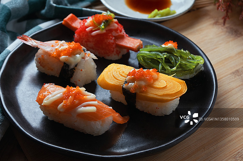 黑色盘子里的各种寿司图片素材