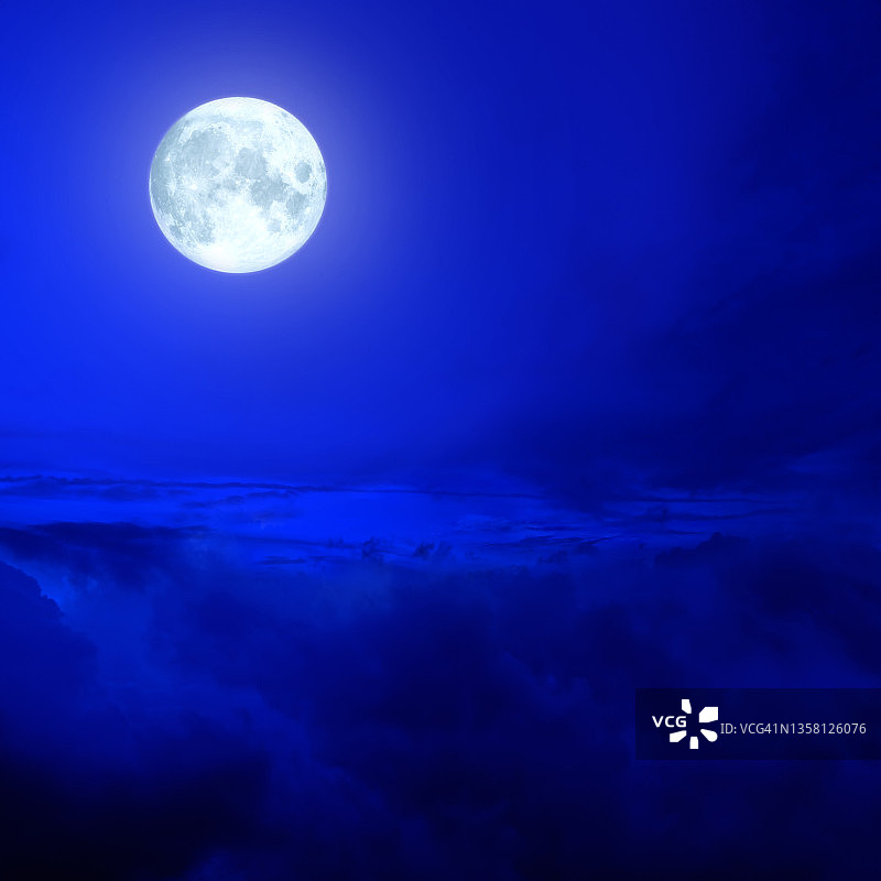 满月在戏剧性的夜空图片素材
