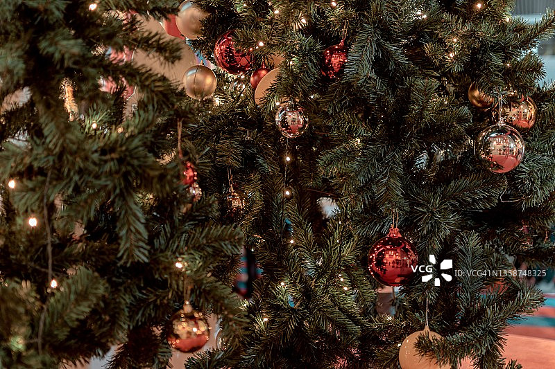 圣诞节圣诞树上的彩灯装饰特写镜头图片素材