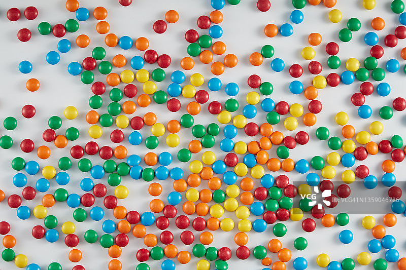 各种各样的彩色糖果在白色图片素材