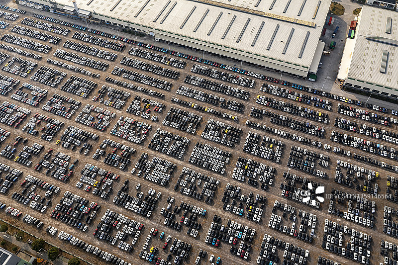 鸟瞰图新车排队在港口的进出口图片素材