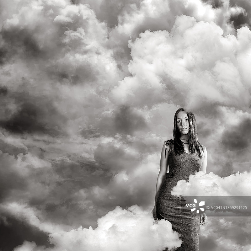 孤独概念美丽的白色女人肖像与多云的天空图片素材