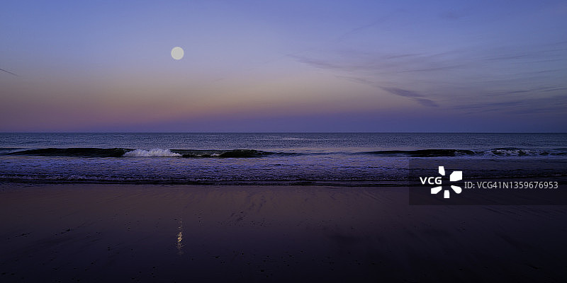 科德角国家海岸的月升海景。图片素材