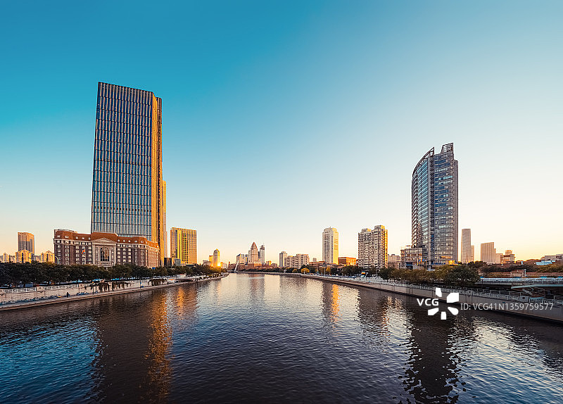 日落的河流和天津的办公楼图片素材