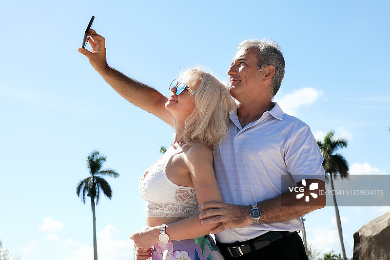 户外肖像衣着得体的中年白人成年妇女和男子夫妇在公园晴朗的天空在佛罗里达图片素材