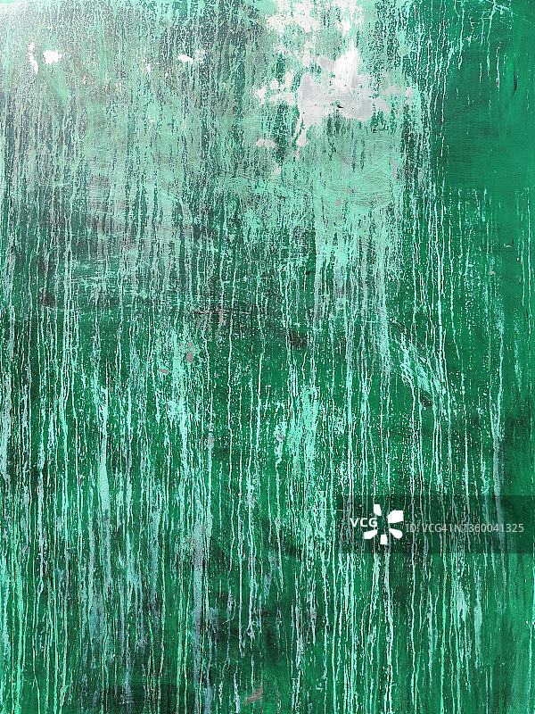 蒙特利尔，旧的水滴和飞溅在绿色油漆金属上图片素材