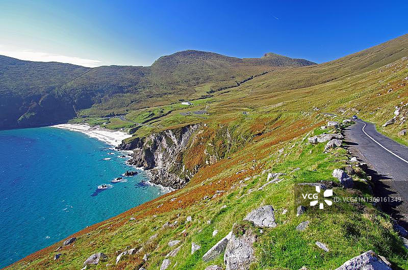 爱尔兰阿基尔岛，狭窄的道路，悬崖和海滩图片素材