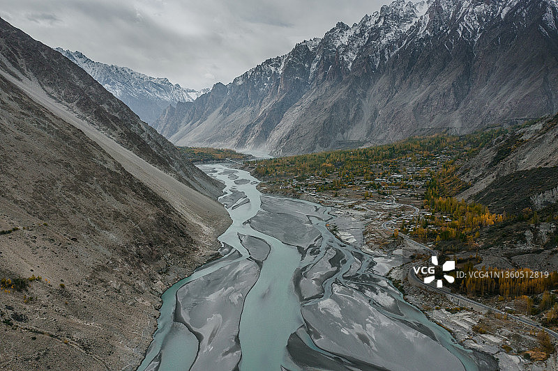 秋季，在喜马拉雅山脉的河流鸟瞰图图片素材