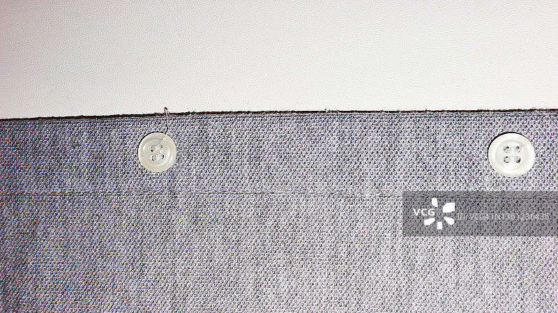 牛仔裤、棉、涤纶、丝绸、牛仔布、亚麻布上的钮扣和扣孔，与孤立的背景墙纸纹理和负空间图片素材