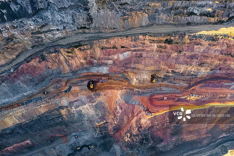 露天铁矿和重型采矿设备的鸟瞰图。图片素材