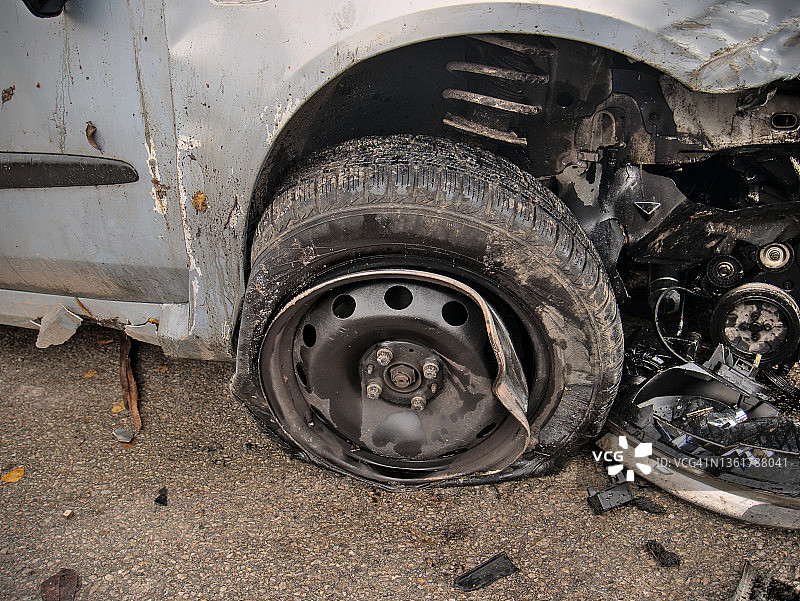 坏了的车轮在一次车祸中被撞碎了图片素材