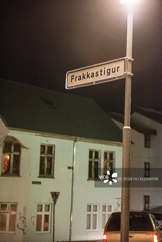 雷克雅未克古城夜间的Frakkastigur路标图片素材