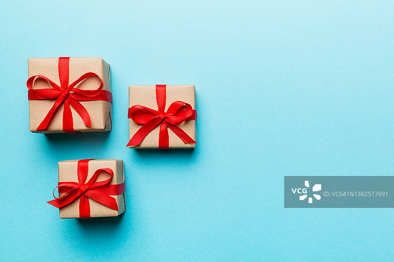 情人节作文:红色礼盒上有蝴蝶结和心形。圣诞礼物。从以上观点。空间的文本。Holday贺卡图片素材